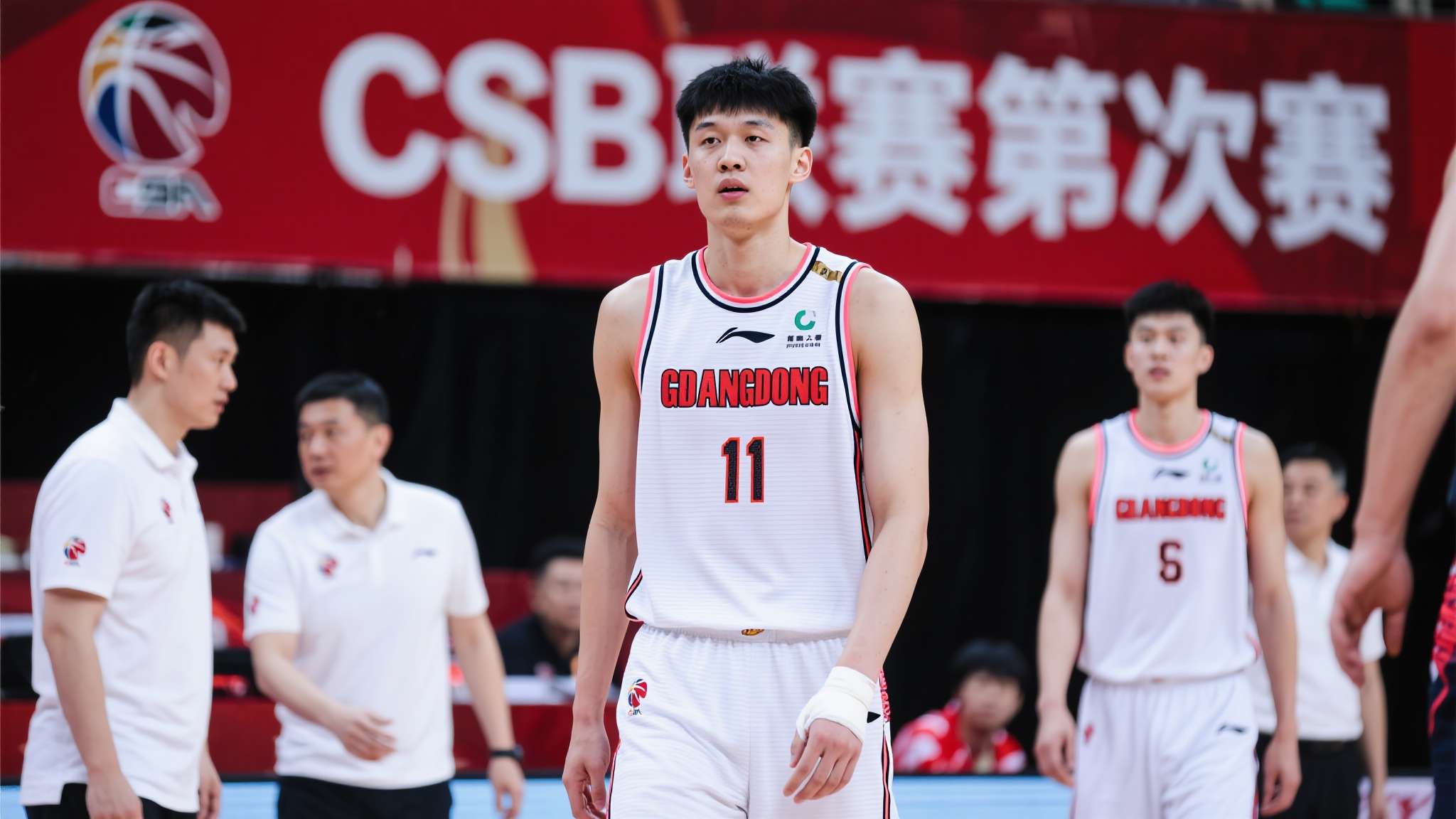 广东男篮最新动态!焦泊乔离队到北京休养,张皓嘉让球迷忍无可忍,徐杰伤病 CBA新赛季接踵而至,作为联赛中的强队之一,广东男篮的一举一动都牵动着无数球迷的